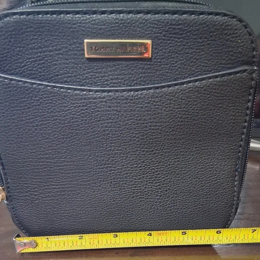 Tommy Hilfiger Camera/Crossbody Bag. - Picture 2 of 9